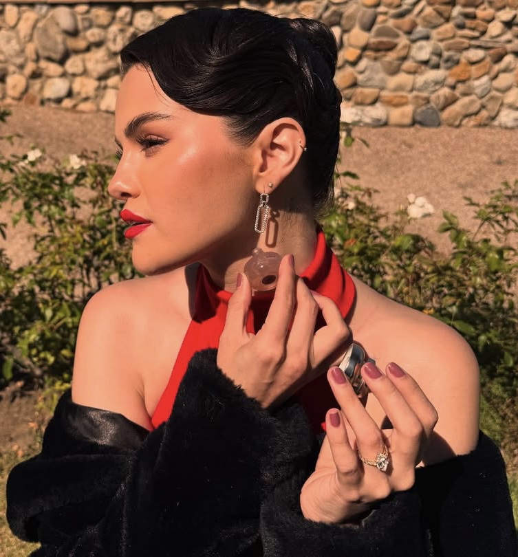 Selena Gomez’den Sonbahara İlham Veren Rose-Mocha Tırnaklar