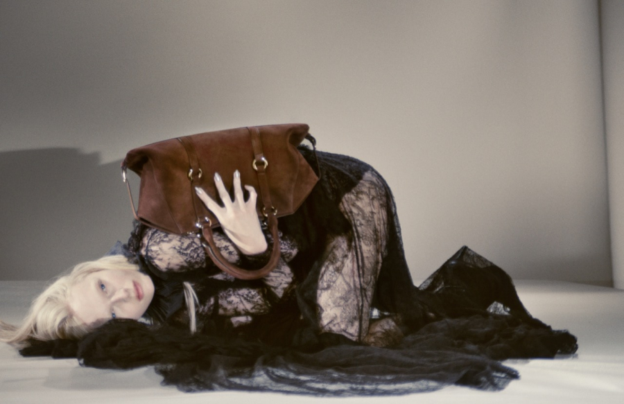 Alex Consani’nin Gotik Dokunuşlu McQueen Kampanyasından Loewe’nin Yeni Marka Elçisine Haftanın Moda Haberleri