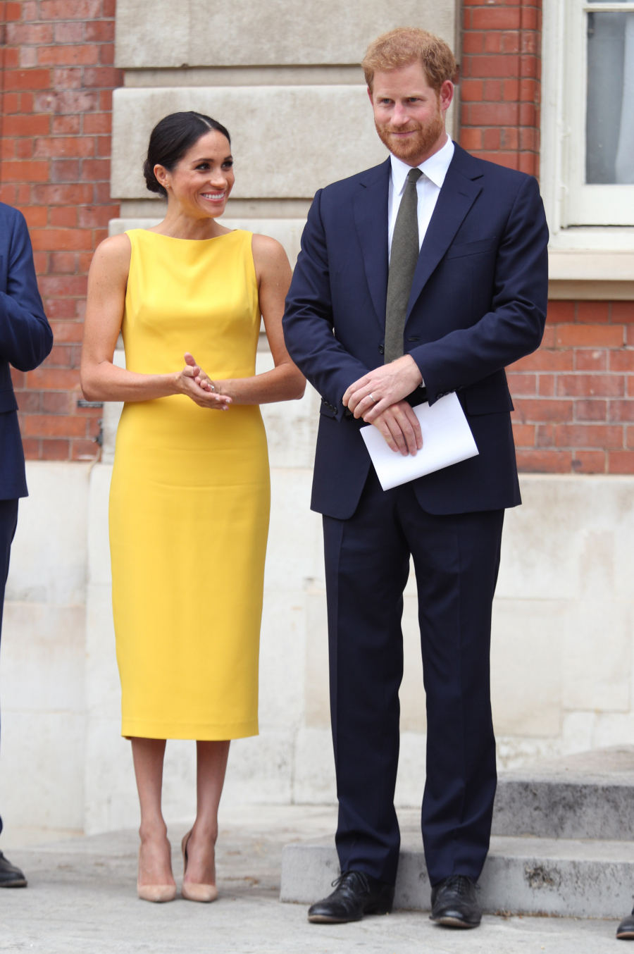 Meghan Markle Nötr Tonları Bırakıp Yazın Favori Rengine Geçti