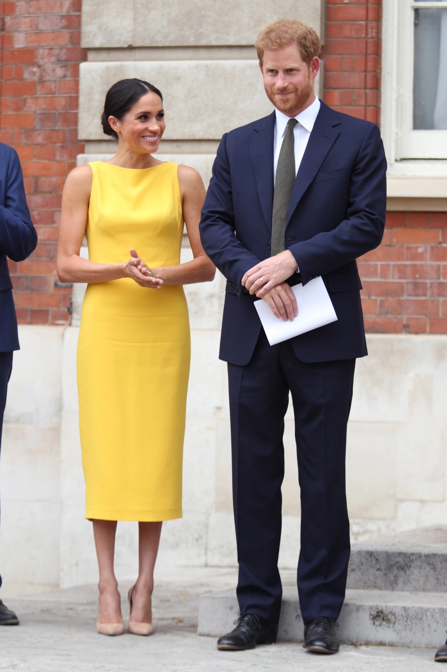 Meghan Markle Nötr Tonları Bırakıp Yazın Favori Rengine Geçti Meghan Markle Nötr Tonları Bırakıp Yazın Favori Rengine Geçti