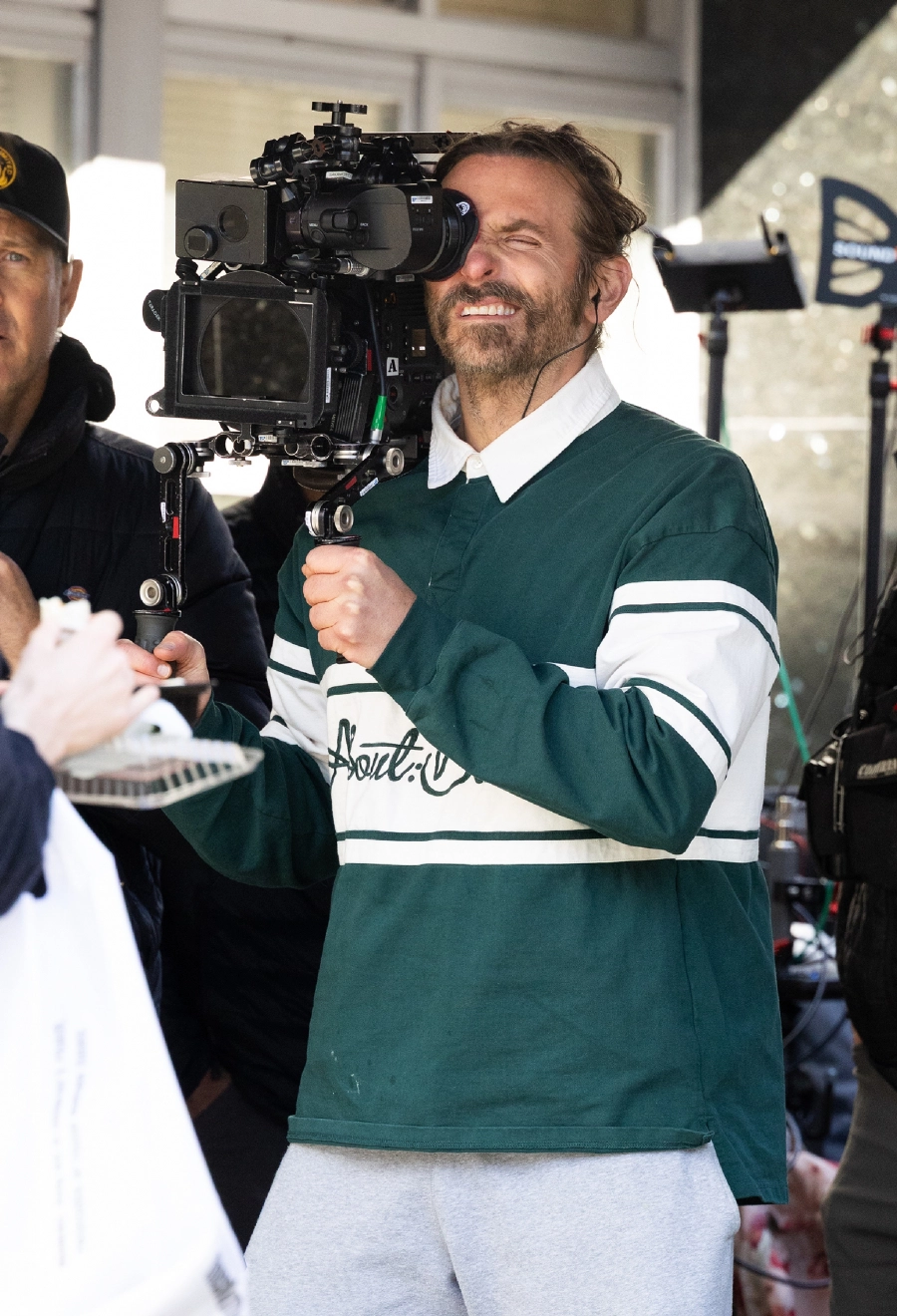 Bradley Cooper’ın Yönetmenliğini Yaptığı “Is This Thing On?” Hakkında Bilinenler Bradley Cooper’ın Yönetmenliğini Yaptığı “Is This Thing On?” Hakkında Bilinenler