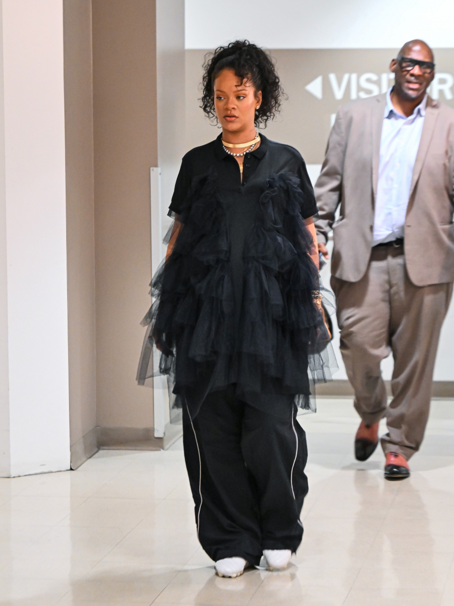 Rihanna Tütüyü Hamileler İçin Uygun Hale Getirdi