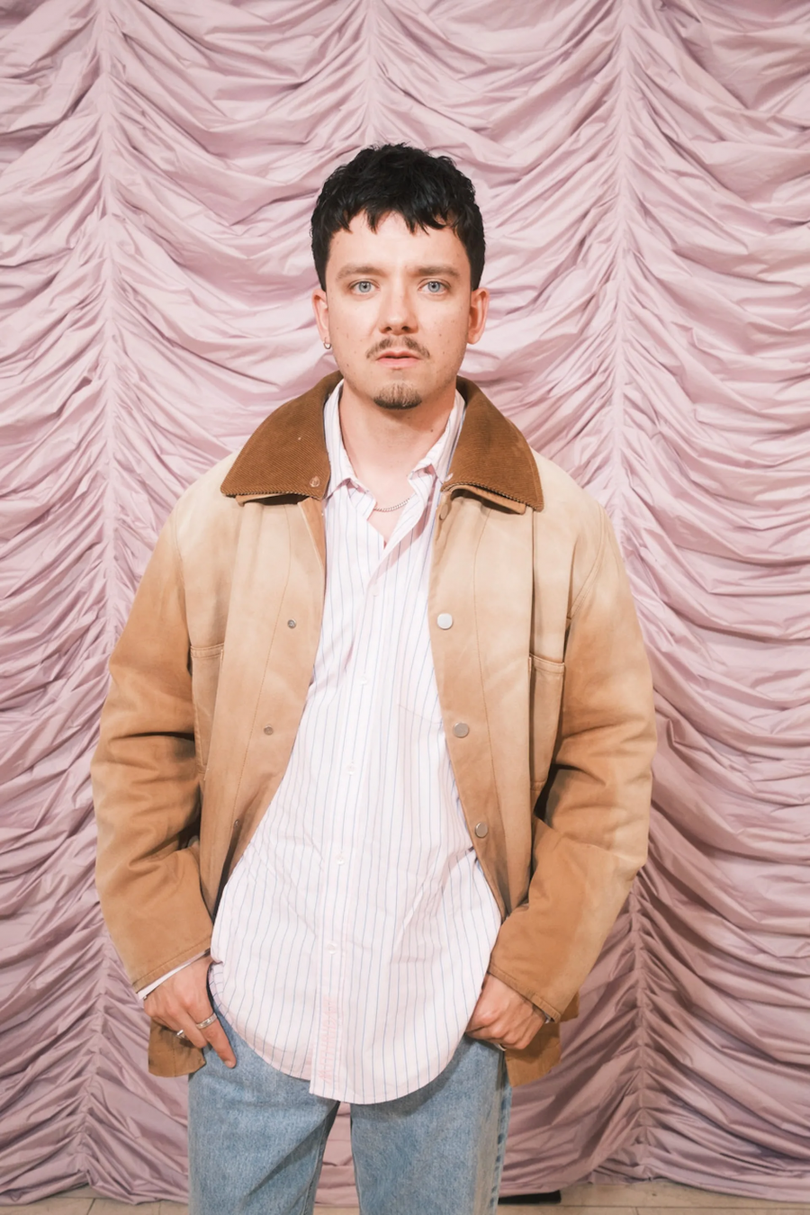 Asa Butterfield, Mithridate defilesinde.