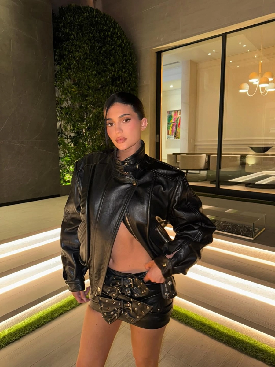 Kylie Jenner, Sonbahar Etek-Ceket Takımına Daha Asi Bir Yorum Katıyor Kylie Jenner, Sonbahar Etek-Ceket Takımına Daha Asi Bir Yorum Katıyor