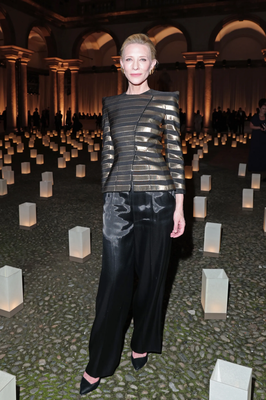 Cate Blanchett, Giorgio Armani defilesinde.