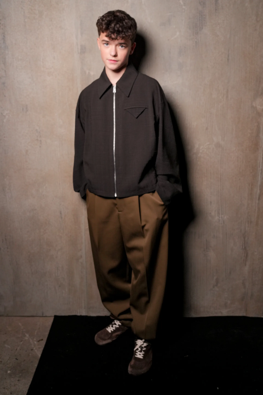 Owen Cooper, Bottega Veneta defilesinde.