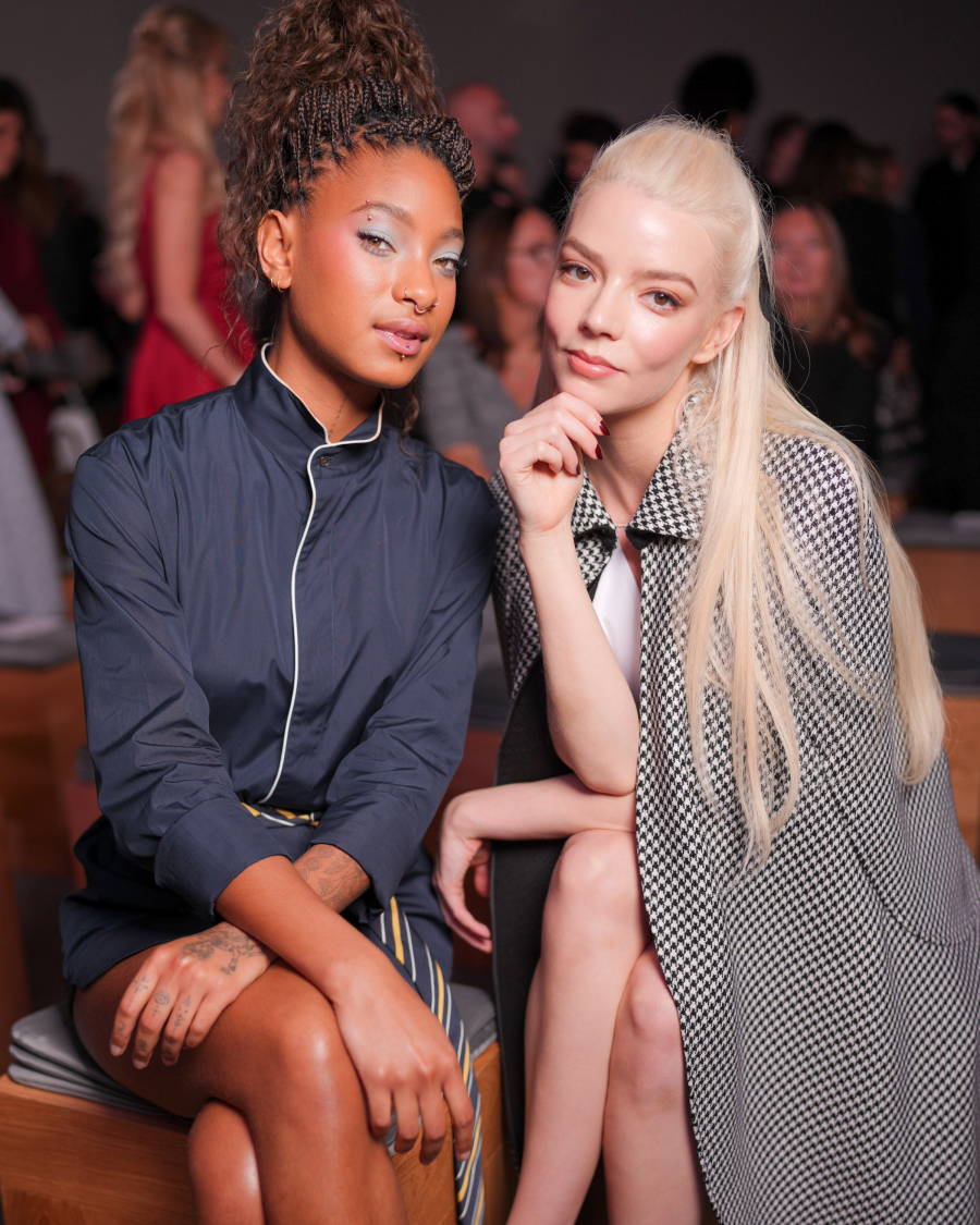 Willow Smith ve Anya Taylor-Joy, Dior defilesinde. / Getty Images