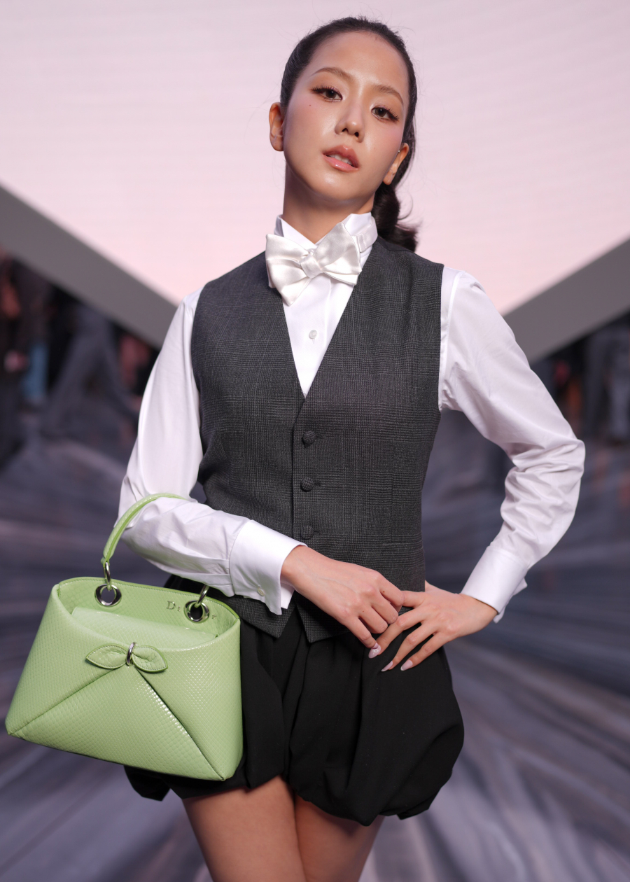 Jisoo, Dior defilesinde. / Getty Images