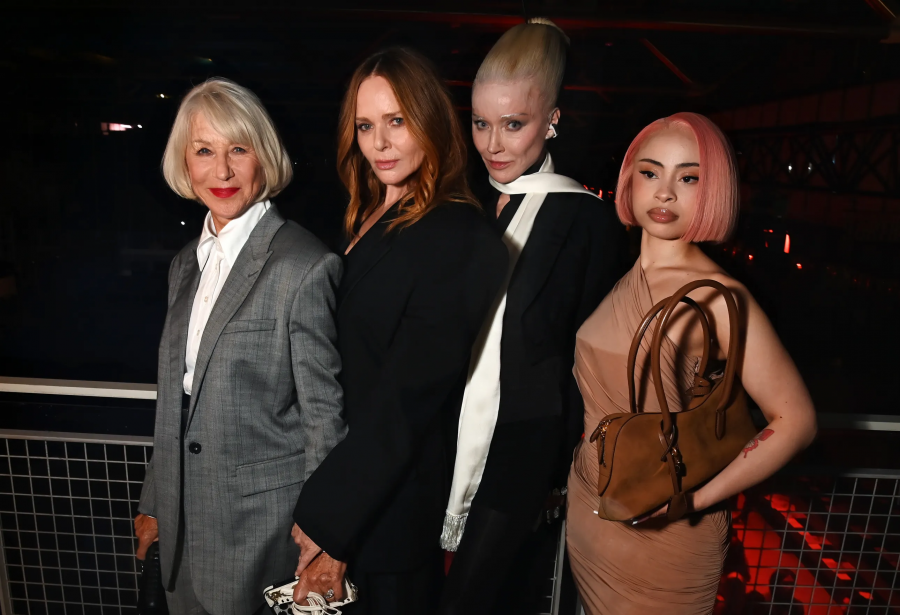 Helen Mirren, Stella McCartney, Daphne Guinness ve Ice Spice, Stella McCartney defilesinde. / Getty Images