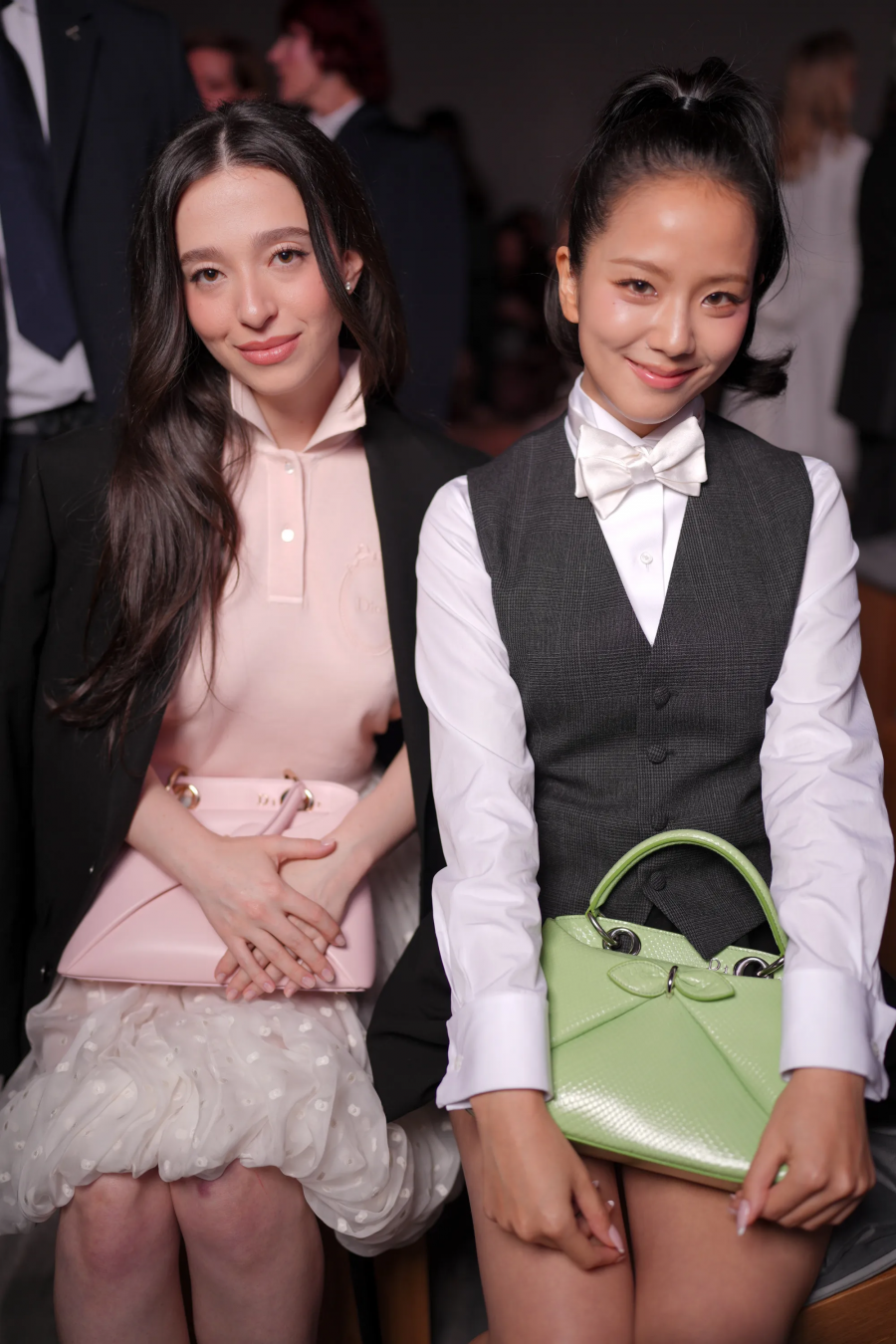 Mikey Madison ve Jisoo, Dior defilesinde. / Getty Images