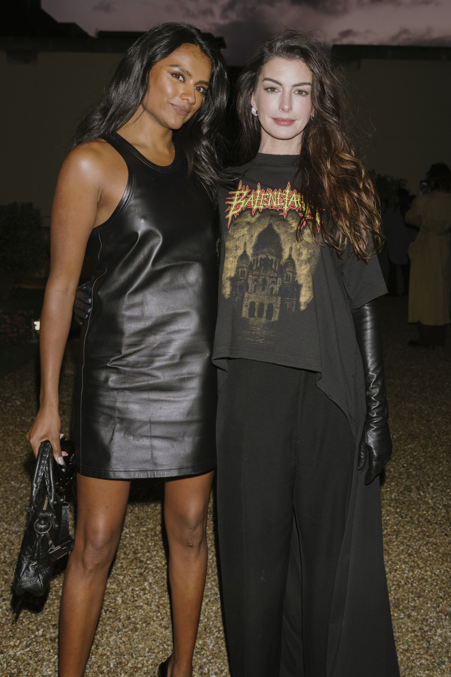 Anne Hathaway ve Simone Ashley, Balenciaga defilesinde, Getty Images