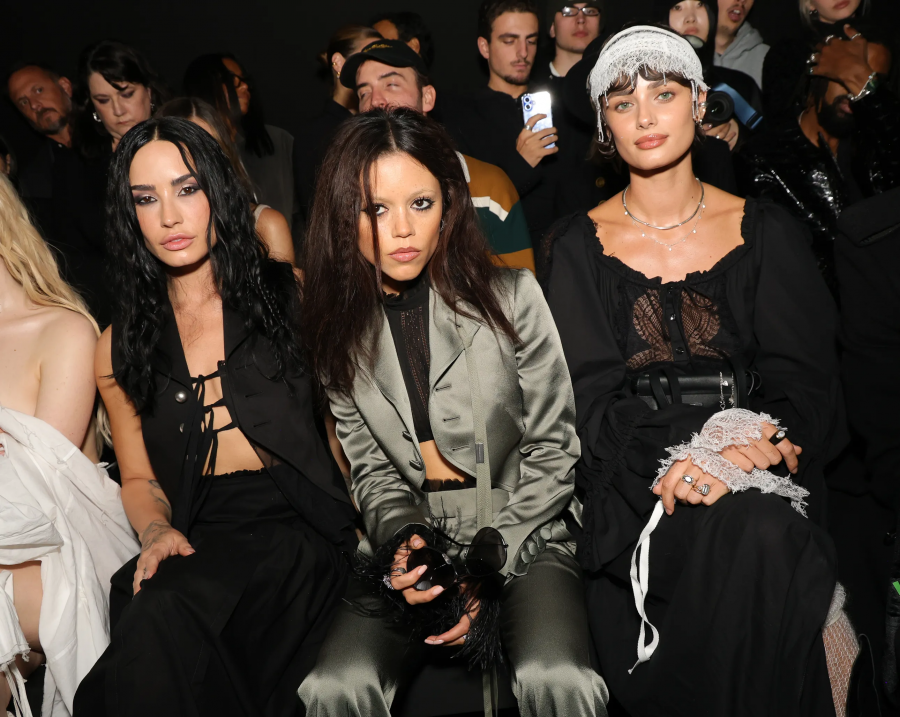 Demi Lovato, Jenna Ortega ve Taylor Hill Ann Demeulemeester defilesinde. / Getty Images