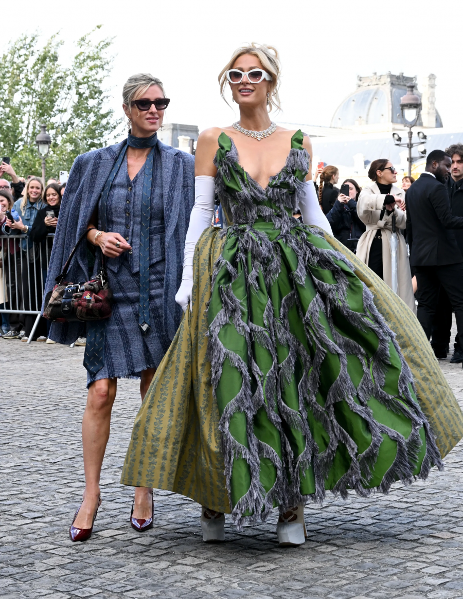 Nicky ve Paris Hilton, Vivienne Westwood defilesinde. / Getty Images