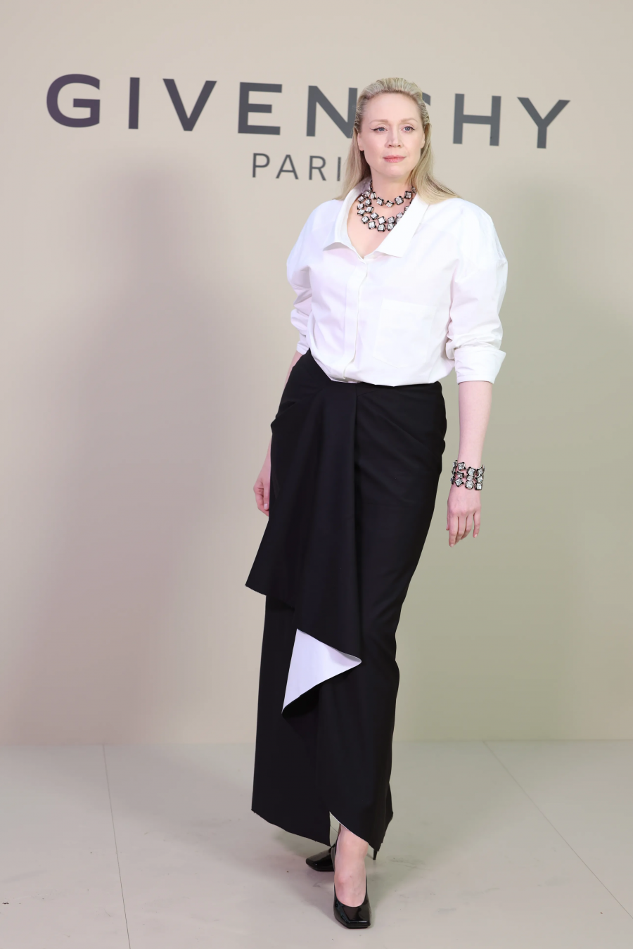 Gwendoline Christie, Givenchy defilesinde. / Getty Images