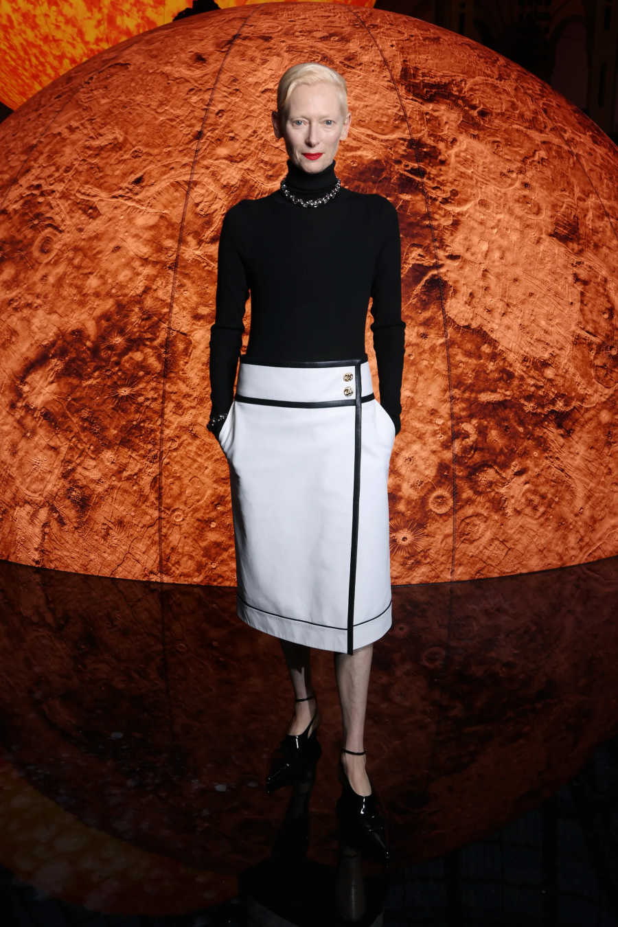 Tilda Swinton, Chanel defilesinde. / Getty Images