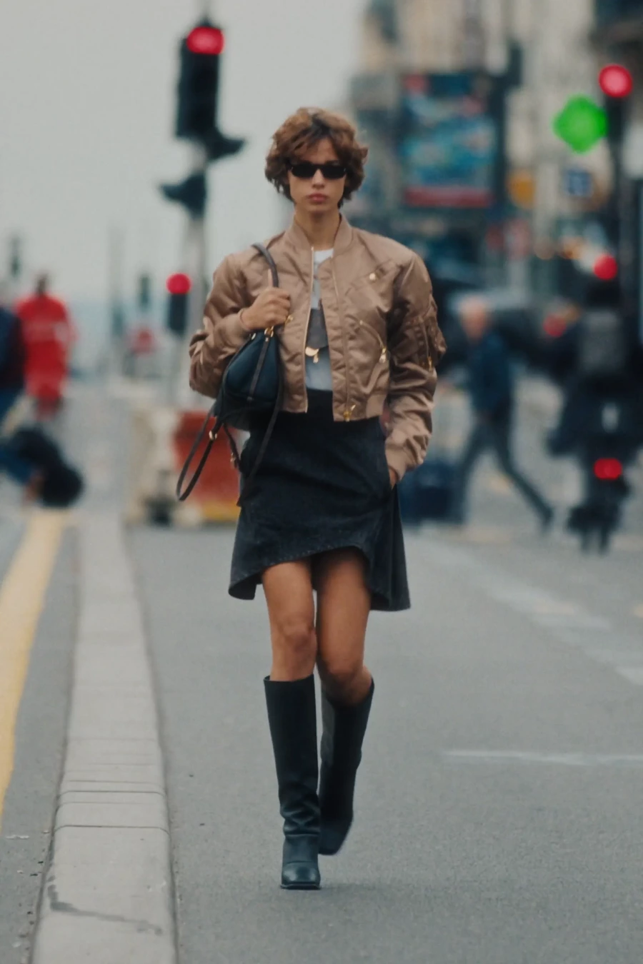 Model Mathilda Gvarliani, Yeni Çantasıyla Paris’i Fethediyor Model Mathilda Gvarliani, Yeni Çantasıyla Paris’i Fethediyor
