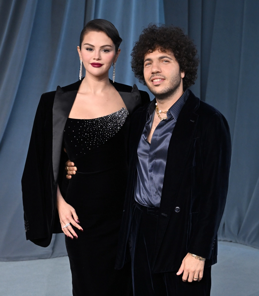 Selena Gomez ve Benny Blanco, Yeni Evli Olarak İlk Kırmızı Halı Çıkışlarını 2025 Academy Museum Gala’da Yaptı Selena Gomez ve Benny Blanco, Yeni Evli Olarak İlk Kırmızı Halı Çıkışlarını 2025 Academy Museum Gala’da Yaptı
