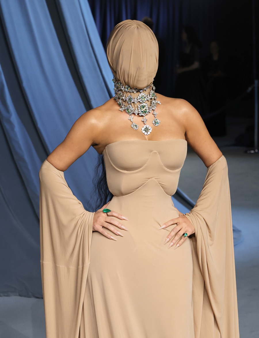 Kim Kardashian, 2025 Academy Museum Gala’sında Margiela Maskesiyle Görüntülendi