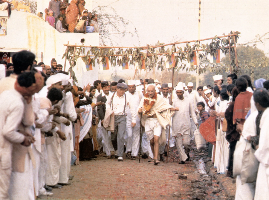 1982, Gandhi, ©Columbia Pictures/Courtesy Everett Collection/ Tasarımcı: Bhanu Athaiya ve John Mollo