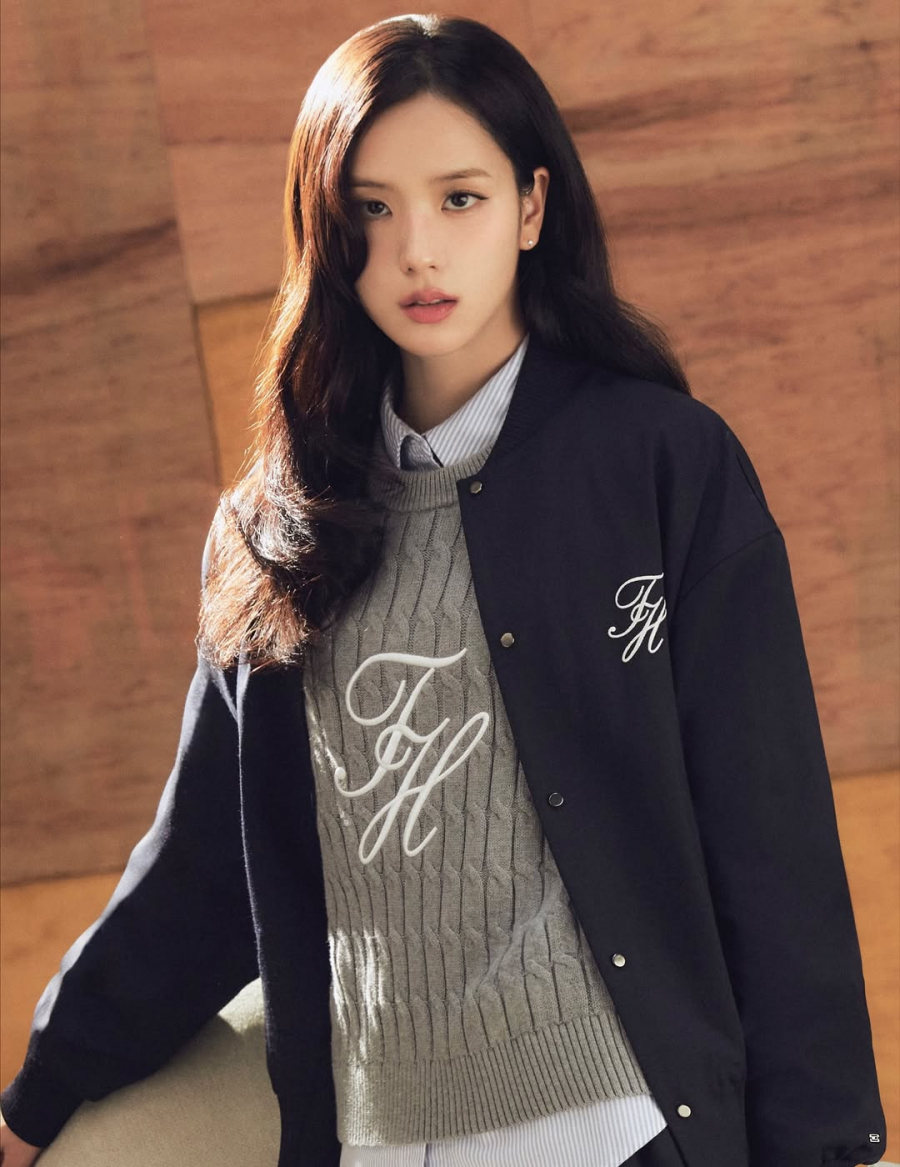 Jisoo’nun Tommy Hilfiger Yolculuğundan Pierpaolo Piccioli’nin İlk Balenciaga Kampanyasına Haftanın Moda Haberleri Jisoo’nun Tommy Hilfiger Yolculuğundan Pierpaolo Piccioli’nin İlk Balenciaga Kampanyasına Haftanın Moda Haberleri