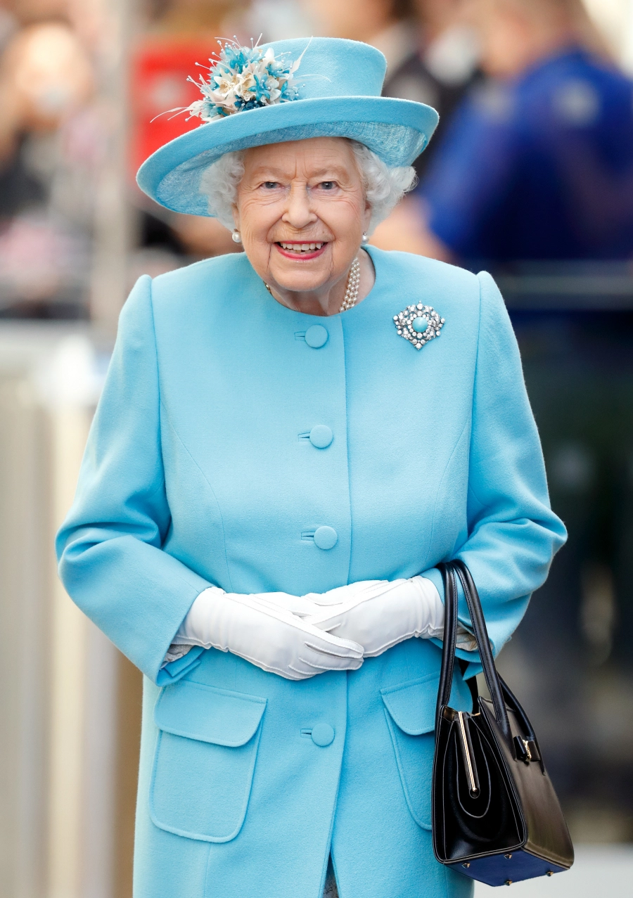 Kraliçe II. Elizabeth’in Moda Arşivi Daha Önce Hiç Sergilenmemiş Tasarımlarla Gün Yüzüne Çıkıyor Kraliçe II. Elizabeth’in Moda Arşivi Daha Önce Hiç Sergilenmemiş Tasarımlarla Gün Yüzüne Çıkıyor