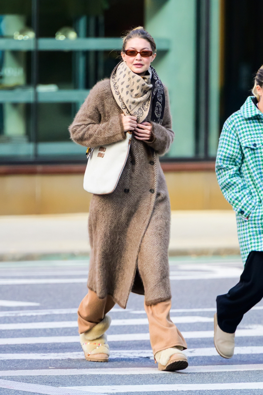 Gigi Hadid, Sonbahar İçin Kusursuz Bir Görünüm Sunuyor