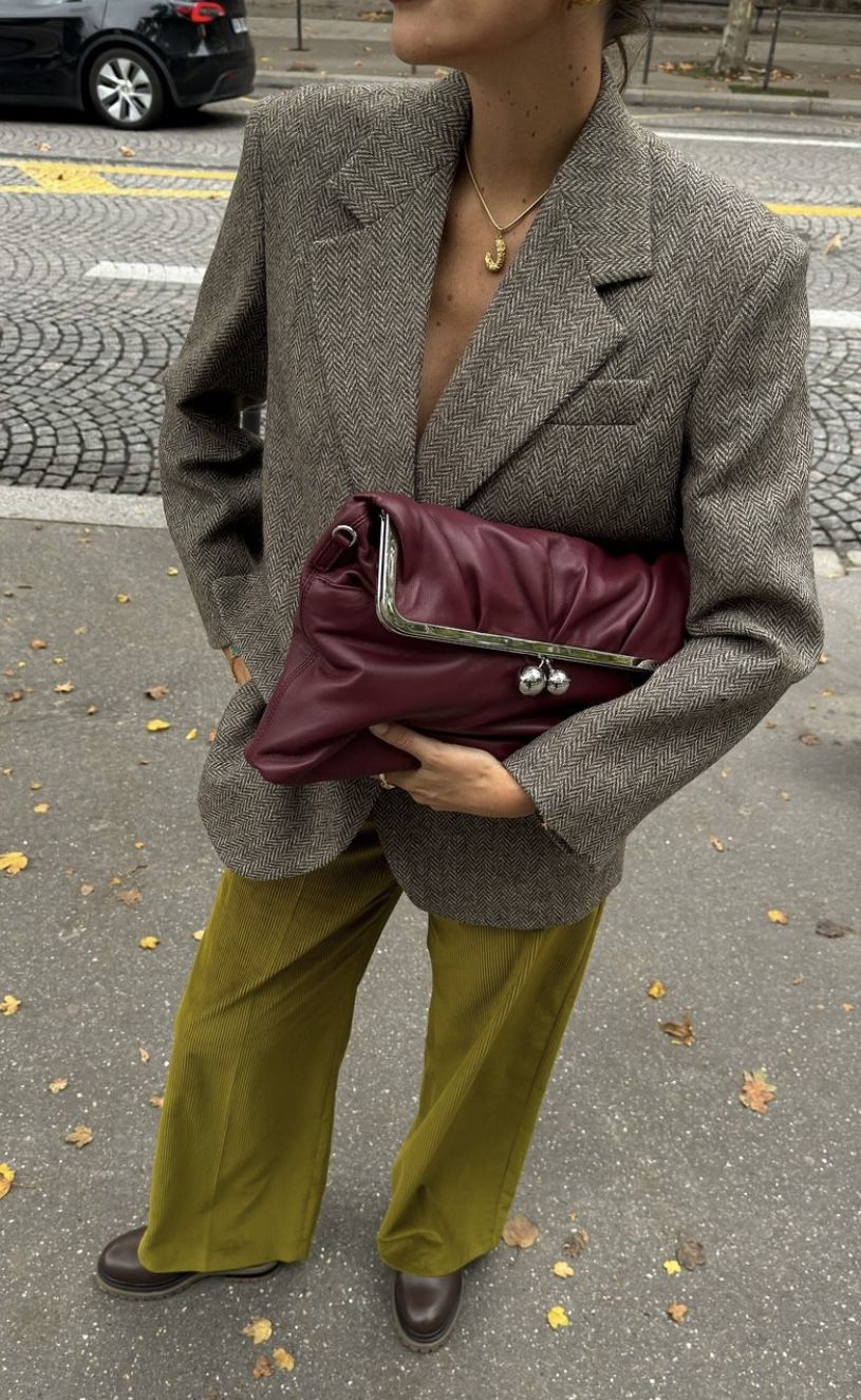 Kadife Pantolonlar Yeniden Yükselişe Geçiyor Kadife Pantolonlar Yeniden Yükselişe Geçiyor