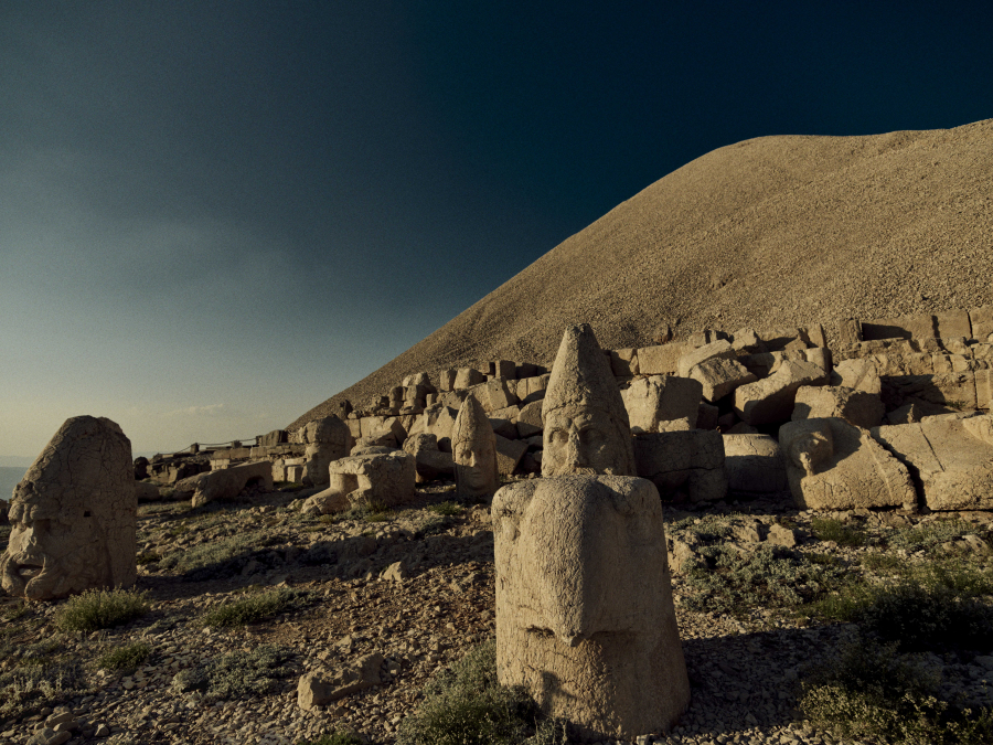 Nemrut. Fotoğraf: Yulia Gorbachenko, Moda Editörü: Ceylan Atınç, Eylül 2021