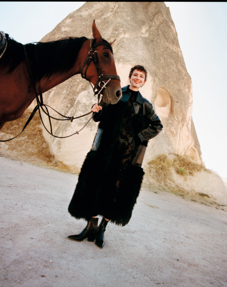 Kapadokya. Fotoğraf: Brendan Freeman, Moda Editörü: Ece Öğütoğulları, Ekim 2025