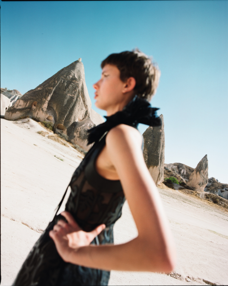 Kapadokya. Fotoğraf: Brendan Freeman, Moda Editörü: Ece Öğütoğulları, Ekim 2025