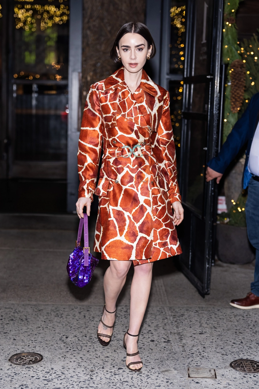 Lily Collins İki Moda İkonunu Yansıtıyor: Carrie Bradshaw ve Fred Çakmaktaş Lily Collins İki Moda İkonunu Yansıtıyor: Carrie Bradshaw ve Fred Çakmaktaş