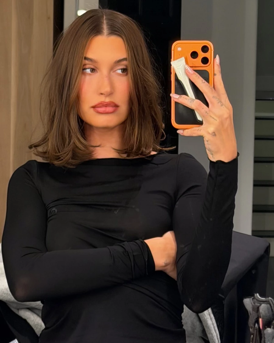 Hailey Bieber Yeni Yıla, Yeni Saç Kesimiyle Giriyor Hailey Bieber Yeni Yıla, Yeni Saç Kesimiyle Giriyor