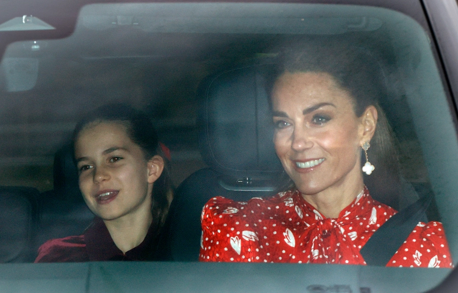 Kate Middleton, Buckingham Sarayı’ndaki Noel Yemeği İçin Eski ve Sevilen Bir Yılbaşı Görünümünü Yeniden Giydi
