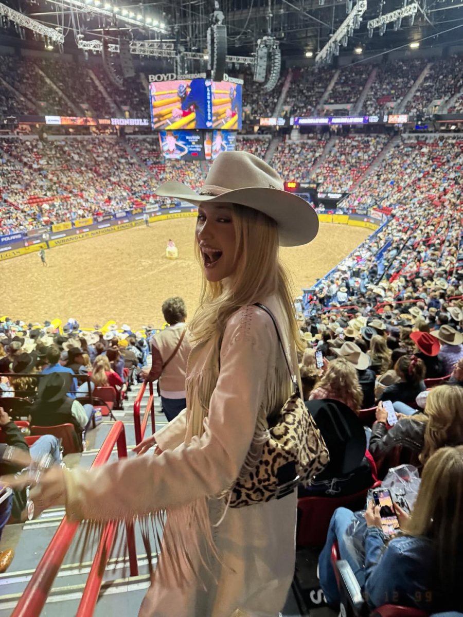 Bella Hadid’in Leopar Desenli Vintage Çantası Carrie Bradshaw’un Favorisi