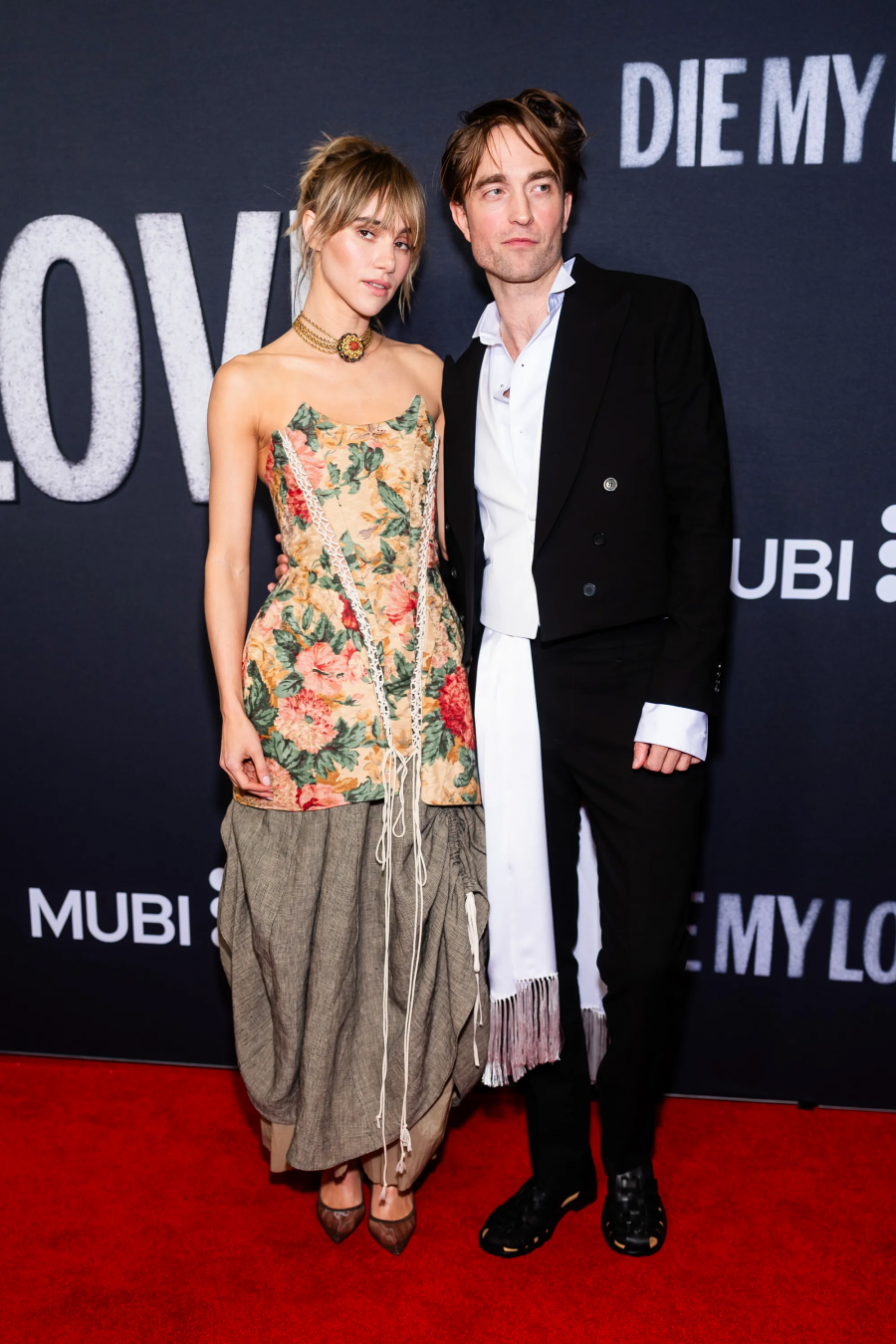 Suki Waterhouse VE Robert Pattinson