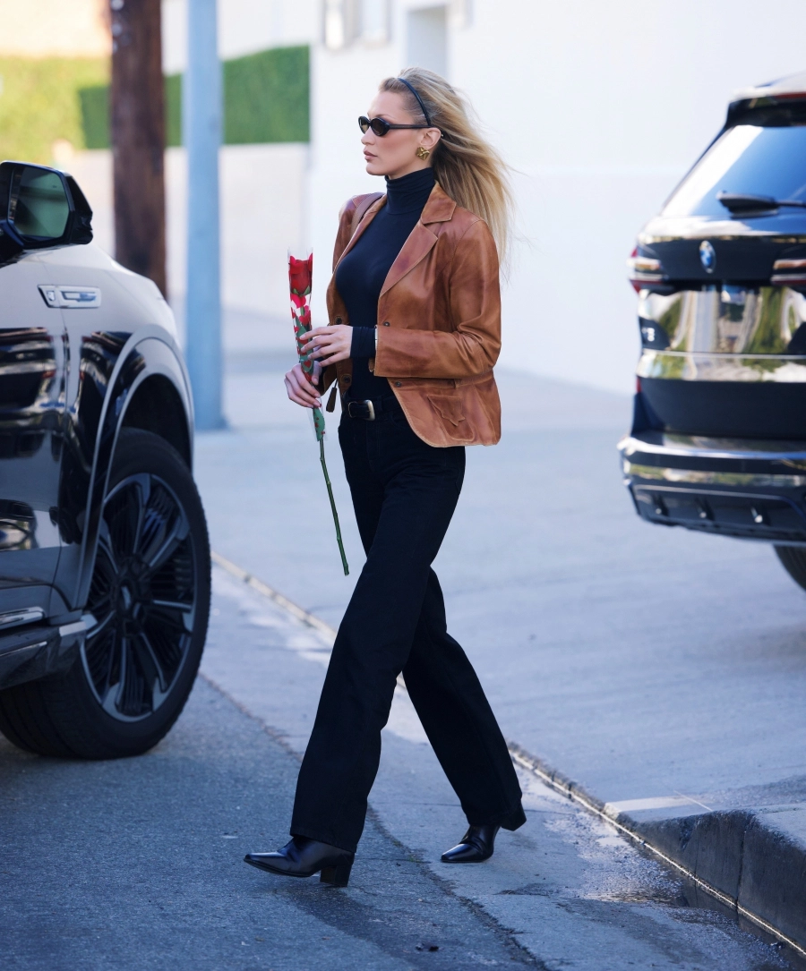 Bella Hadid, Carolyn Bessette-Kennedy’nin Stilinin En İyi Yanlarını Yansıtıyor Bella Hadid, Carolyn Bessette-Kennedy’nin Stilinin En İyi Yanlarını Yansıtıyor