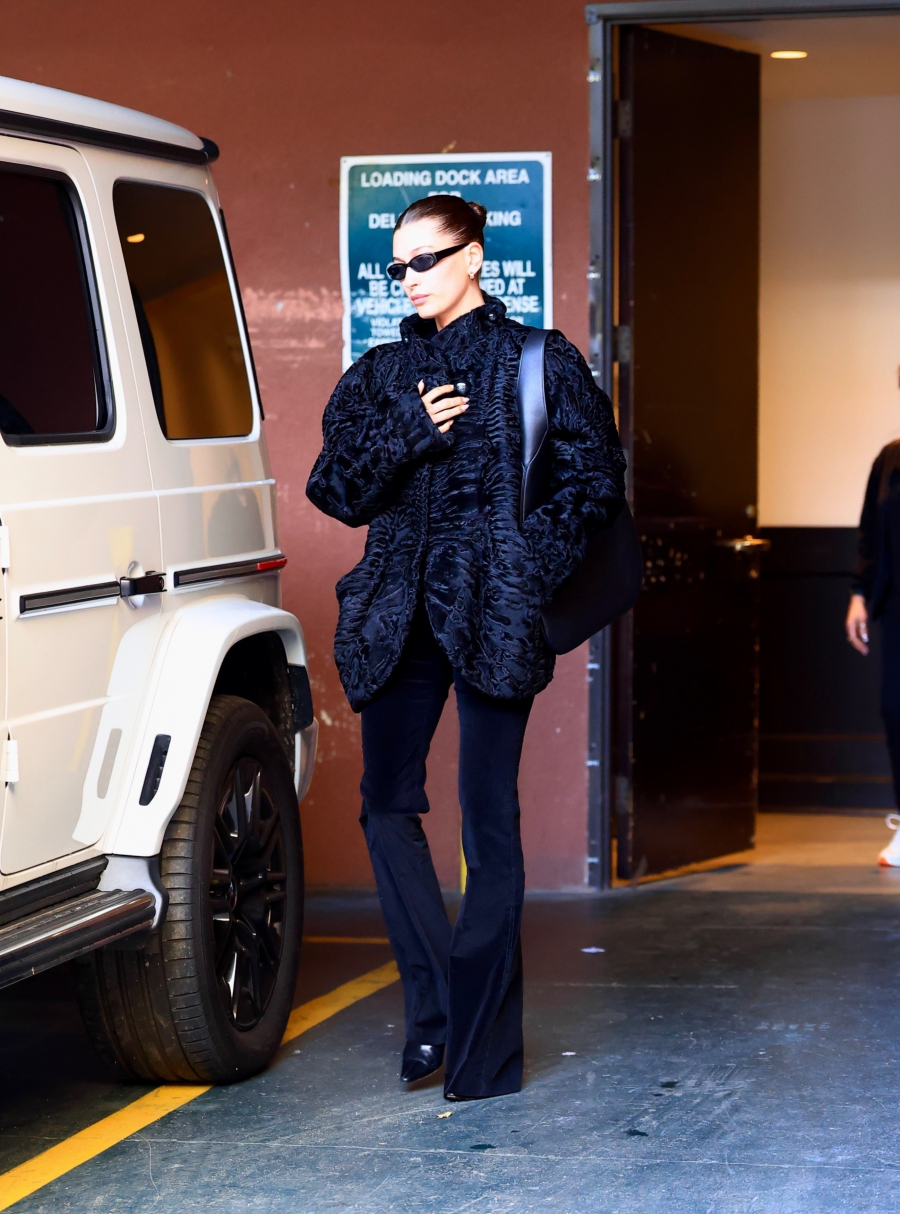 Hailey Bieber 2026’ya Dar Paça İspanyol Pantolonlarla Uyandı Hailey Bieber 2026’ya Dar Paça İspanyol Pantolonlarla Uyandı