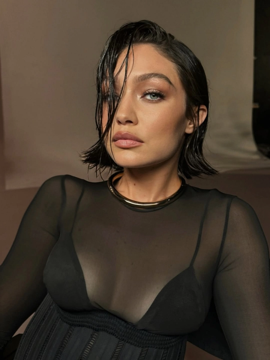 Gigi Hadid Yeni Yıla Kuzgun Siyahı Saçlarla Girdi Gigi Hadid Yeni Yıla Kuzgun Siyahı Saçlarla Girdi