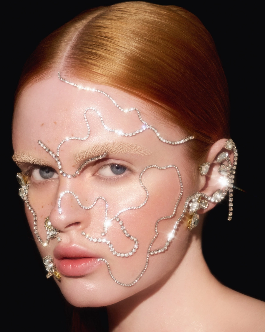 Full-Glitter Glam Geri Döndü: Makyajda Cesur ve Işıltılı Dönem Full-Glitter Glam Geri Döndü: Makyajda Cesur ve Işıltılı Dönem