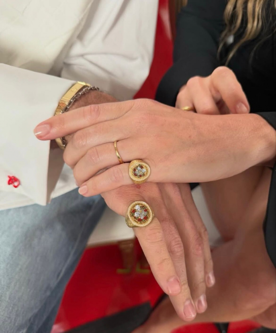 Margot Robbie’nin Özel Yapım Mühür Yüzüğünün Ardındaki Hikaye