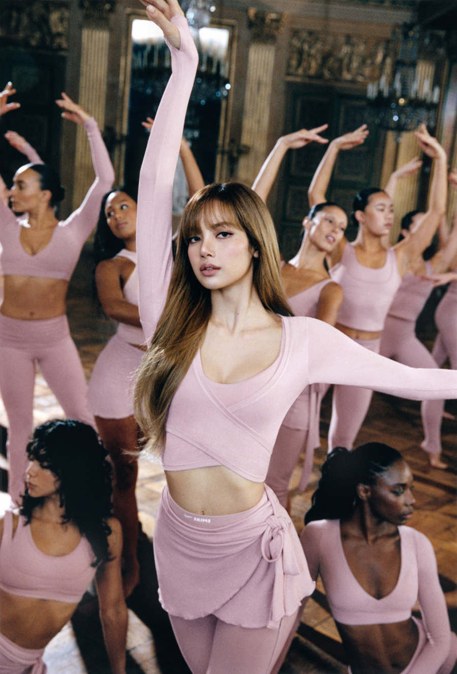 LISA’nın NikeSKIMS Kampanyasından Swarovski’nin Sevgililer Günü Koleksiyonuna Haftanın Moda Haberleri