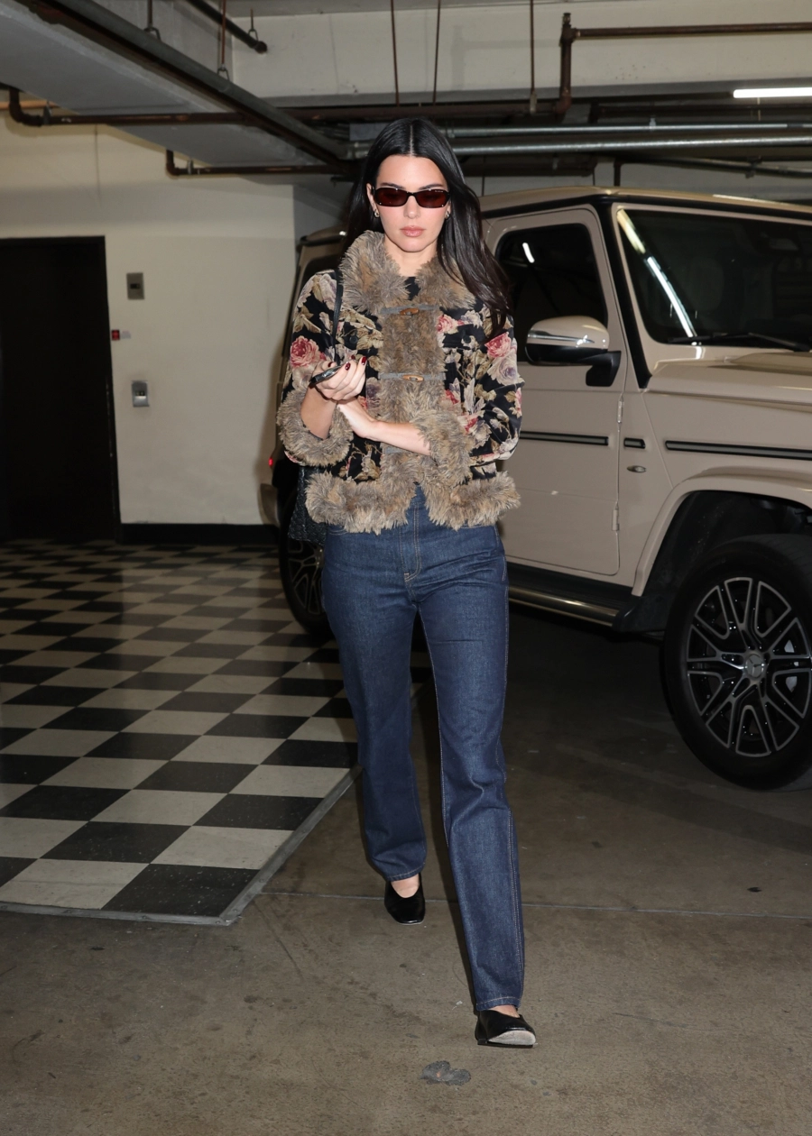 Kendall Jenner İlkbaharda Hangi Jean’i Giymeniz Gerektiğini Biliyor Kendall Jenner İlkbaharda Hangi Jean’i Giymeniz Gerektiğini Biliyor
