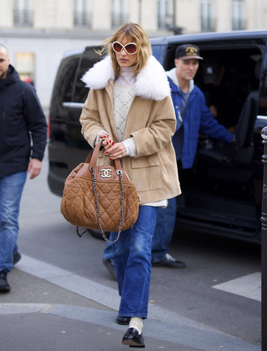 Bella Hadid Paris’te Jane Birkin Stiline 2026 Güncellemesi Getirdi Bella Hadid Paris’te Jane Birkin Stiline 2026 Güncellemesi Getirdi