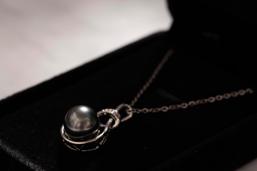 Fred Scarf Jewelry: Tahiti Siyah İncilerinin Zamansız Çekimi