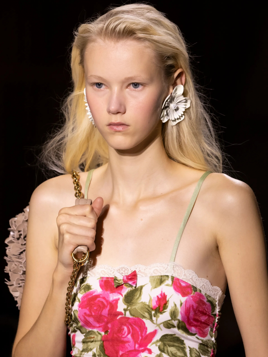 Minimal Görünümlerin Yeni Gücü: Büyük Küpeler