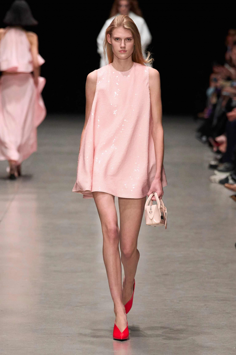 2026 İlkbahar/Yaz Sezonunda Küçük Siyah Elbise Yerini Pembeye Bırakıyor