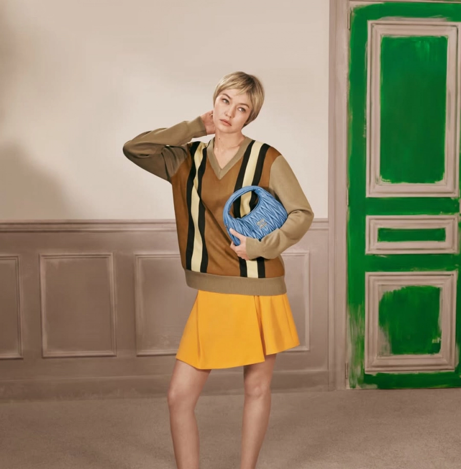 Gigi Hadid’li Miu Miu Kampanyasından Versace x Onitsuka Tiger İşbirliğine Haftanın Moda Haberleri Gigi Hadid’li Miu Miu Kampanyasından Versace x Onitsuka Tiger İşbirliğine Haftanın Moda Haberleri