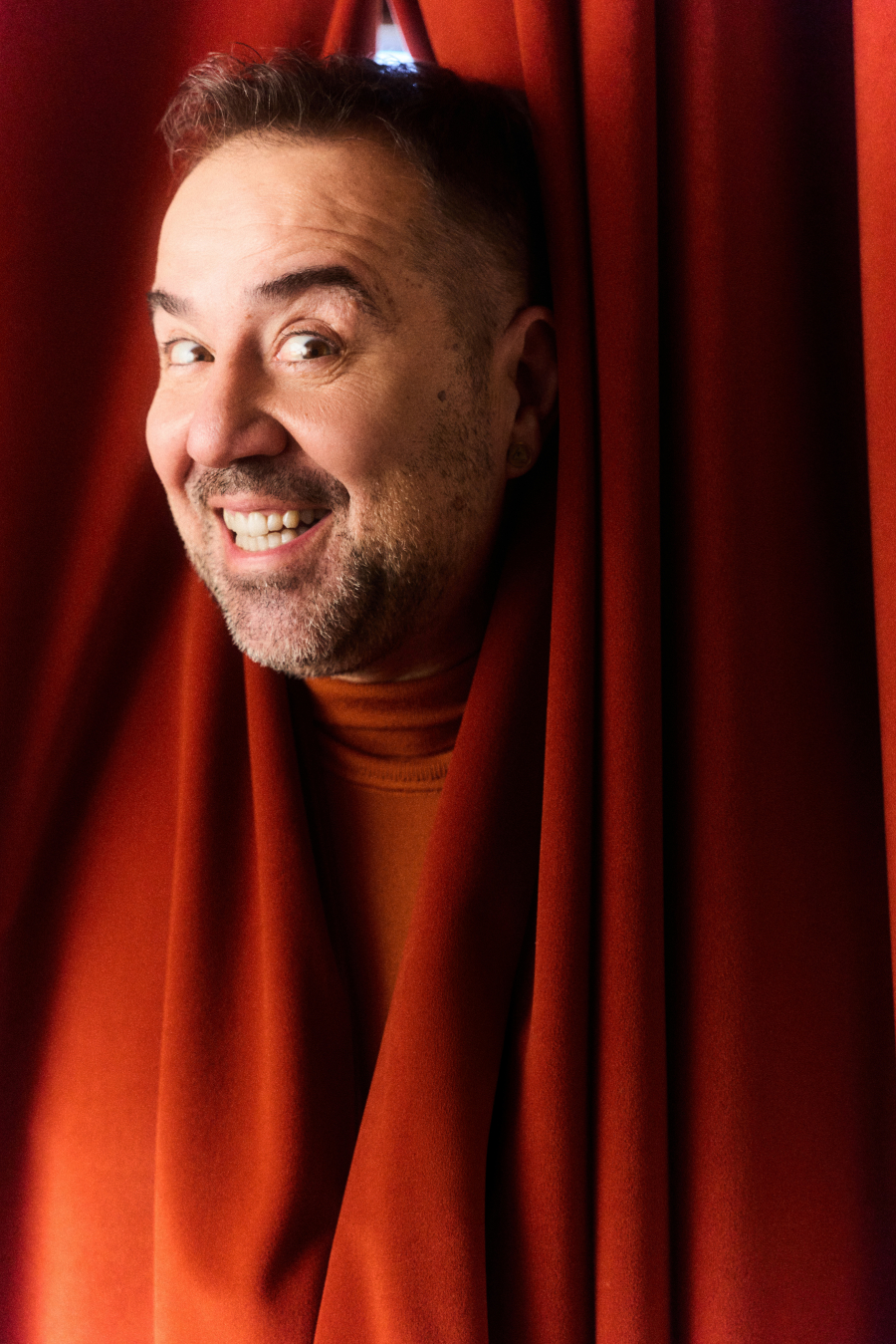 Ata Demirer: “Gülmek bir savunma refleksidir ama aynı zamanda iyileştirir.”