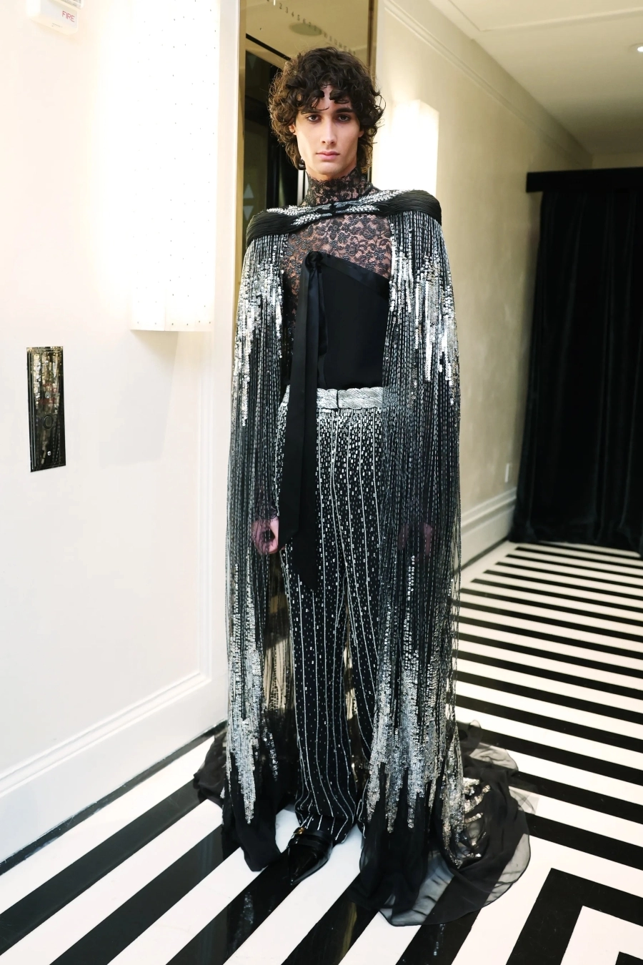 Sombr’un Met Gala 2026 Pelerini, 500 Saatlik El İşçiliğinin Ürünü 0