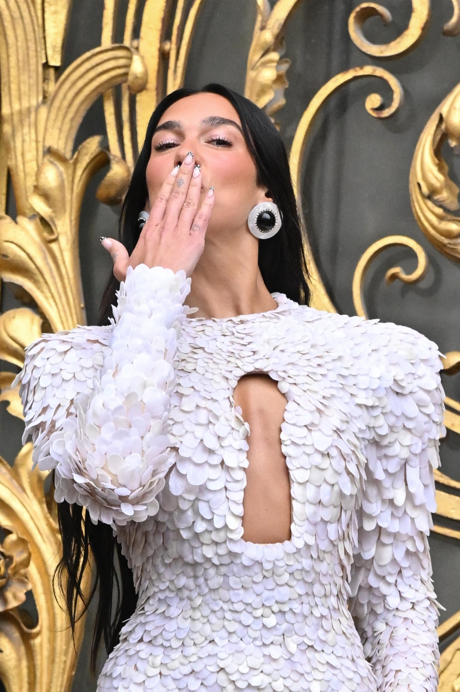 Nude Öpücük: Dua Lipa’dan Dudak Makyajının İpuçları Nude Öpücük: Dua Lipa’dan Dudak Makyajının İpuçları